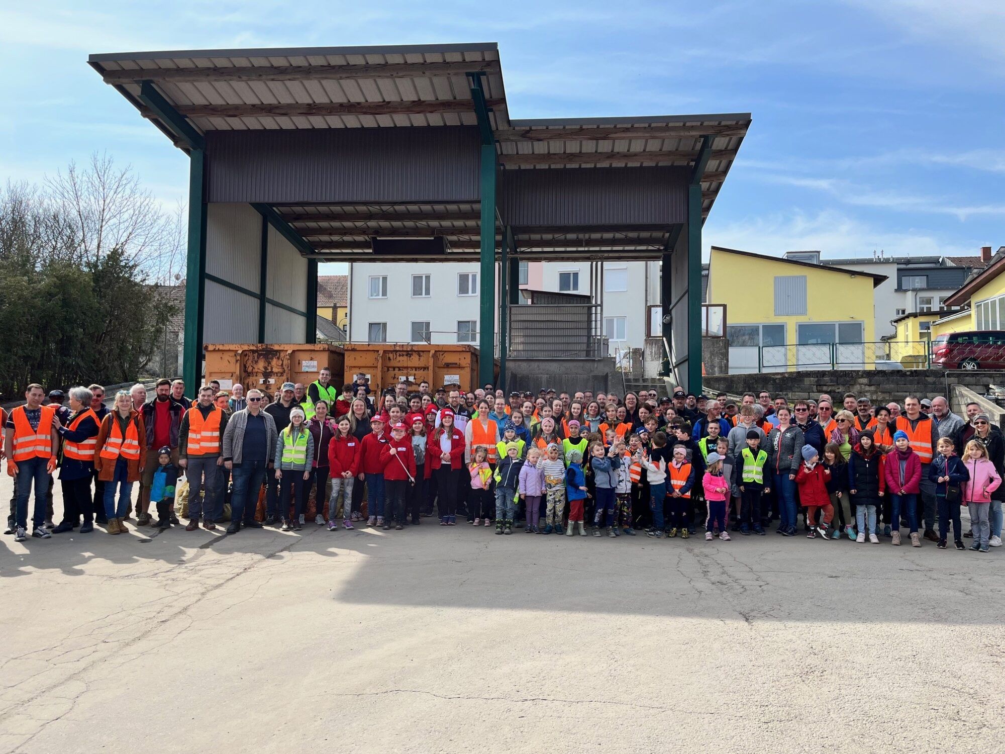 Gruppenbild der HelferInnen und Helfer der Frühjahrsputzaktion Schrems mit dem in der Natur gesammelten Abfall
