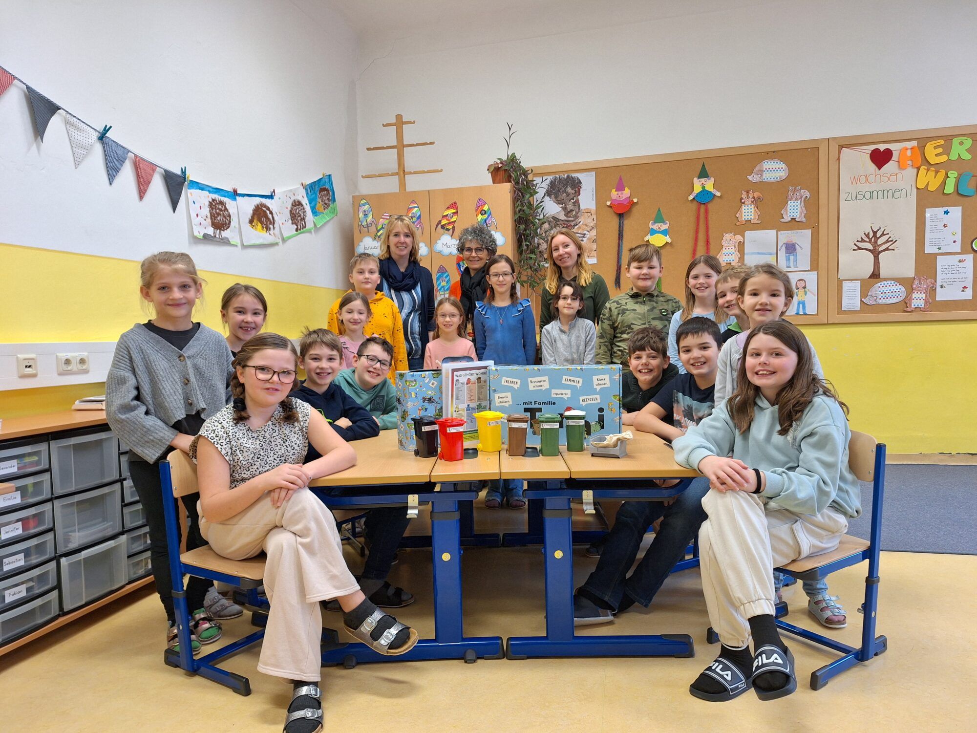 Schulklasse mit Lehrerin und Abfallberaterin