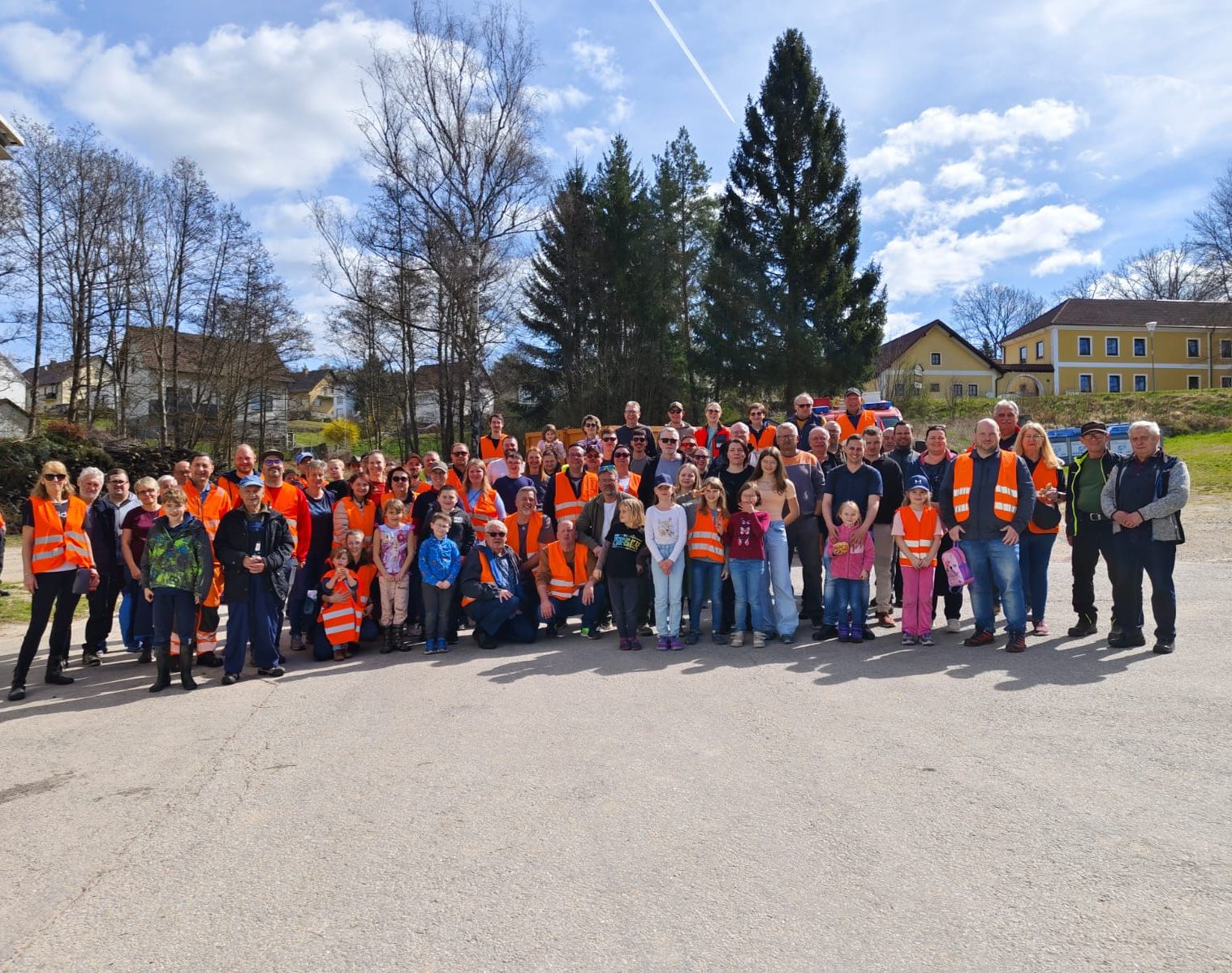 Gruppenbild der HelferInnen und Helfer der Frühjahrsputzaktion Brand-Nagelberg mit dem in der Natur gesammelten Abfall