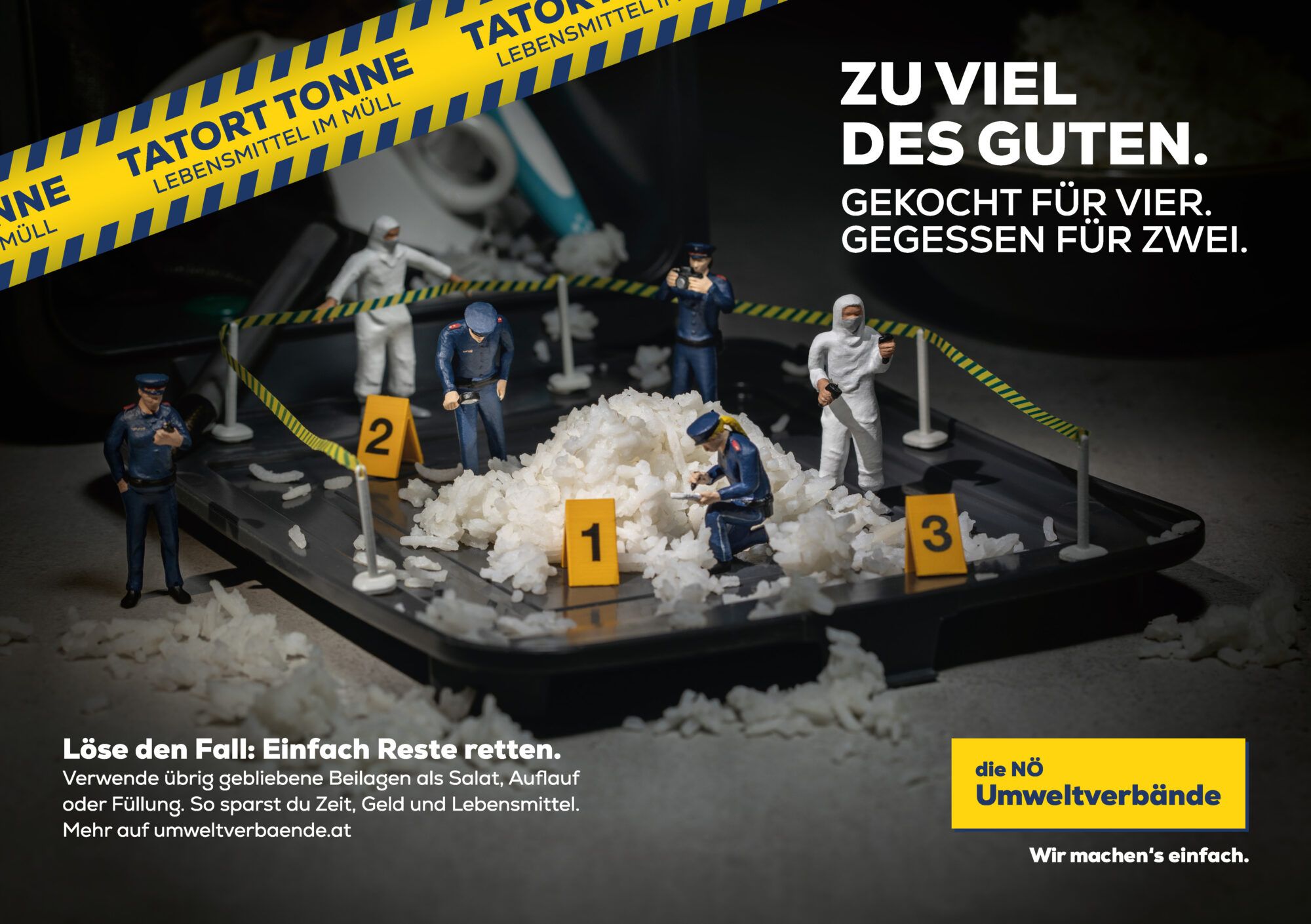 Miniaturpolizisten inspizieren den Tatort Tonne mit Reisresten.