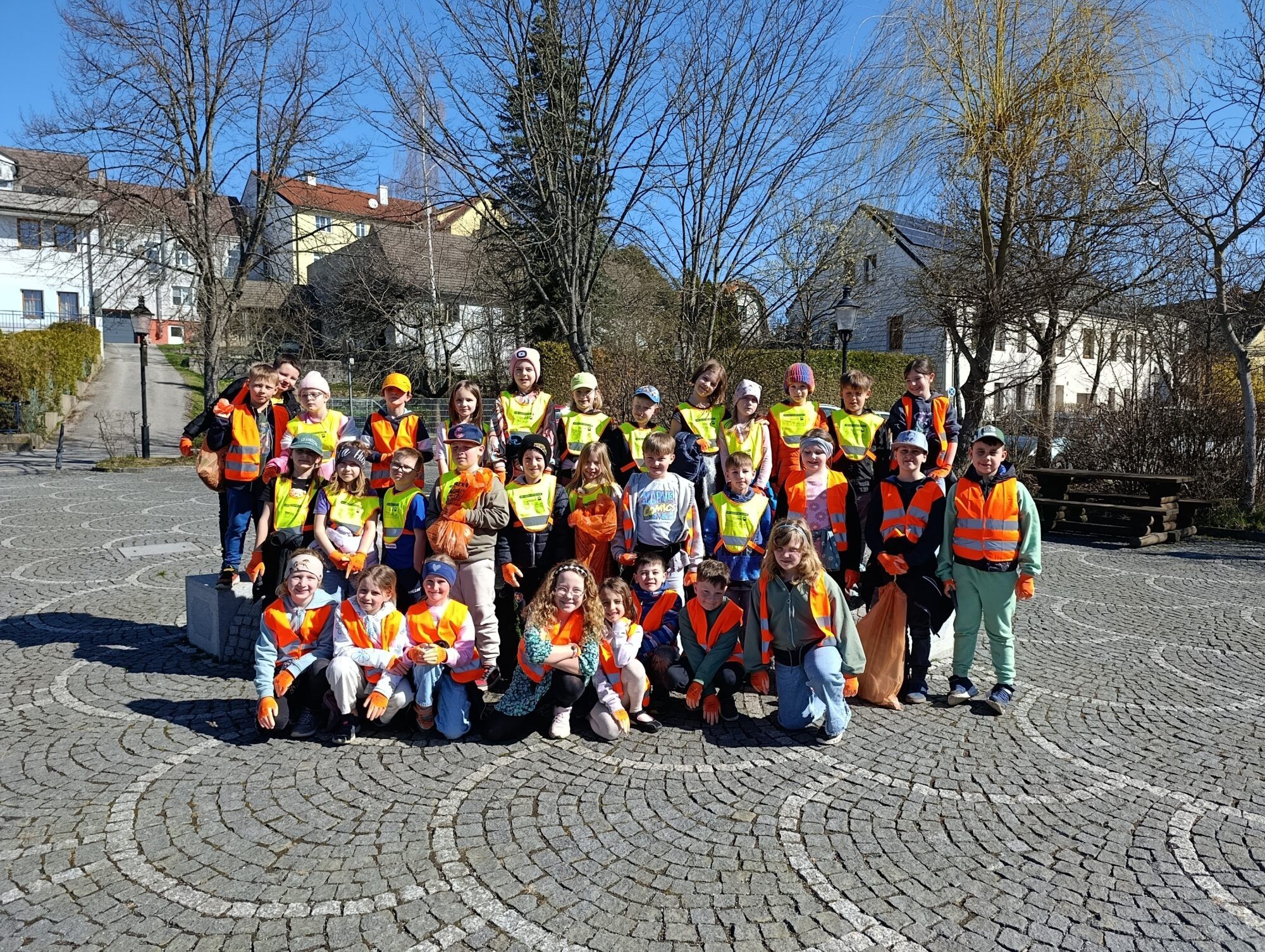 Gruppenbild der HelferInnen und Helfer der Frühjahrsputzaktion der NMS Heidenreichstein Klassen 2a und b mit dem in der Natur gesammelten Abfall