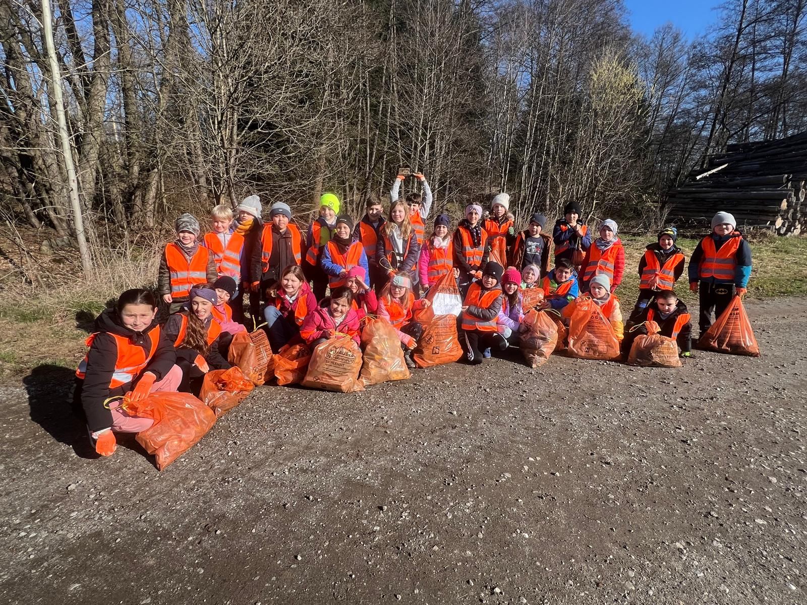 Gruppenbild der Kinder der Volksschule Hoheneich mit dem in der Natur gesammelten Abfall