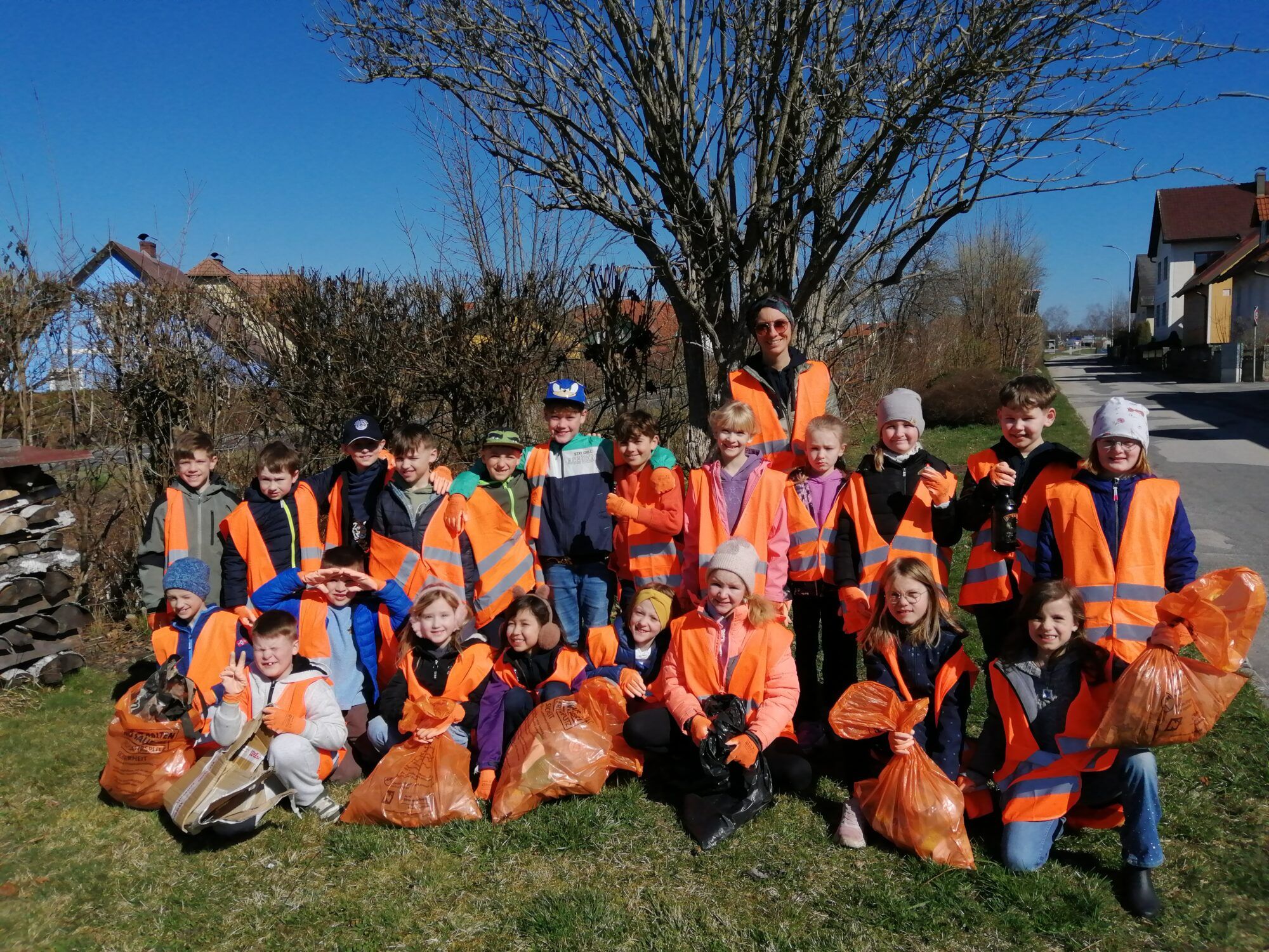 Gruppenbild der HelferInnen und Helfer der Frühjahrsputzaktion der NMS Heidenreichstein Klasse 3 a mit dem in der Natur gesammelten Abfall