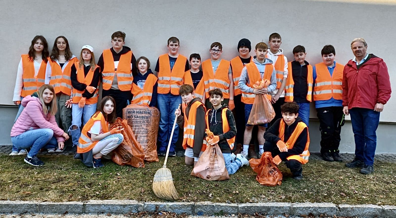 Gruppenbild der HelferInnen und Helfer der Frühjahrsputzaktion der NMS Litschau mit dem in der Natur gesammelten Abfall