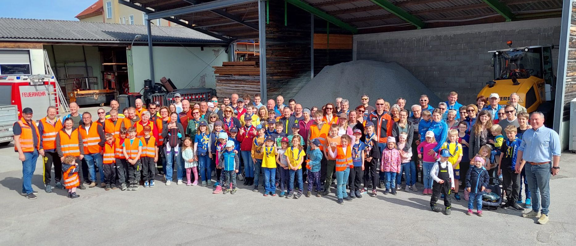 Gruppenbild der HelferInnen und Helfer der Frühjahrsputzaktion Gmünd mit dem in der Natur gesammelten Abfall
