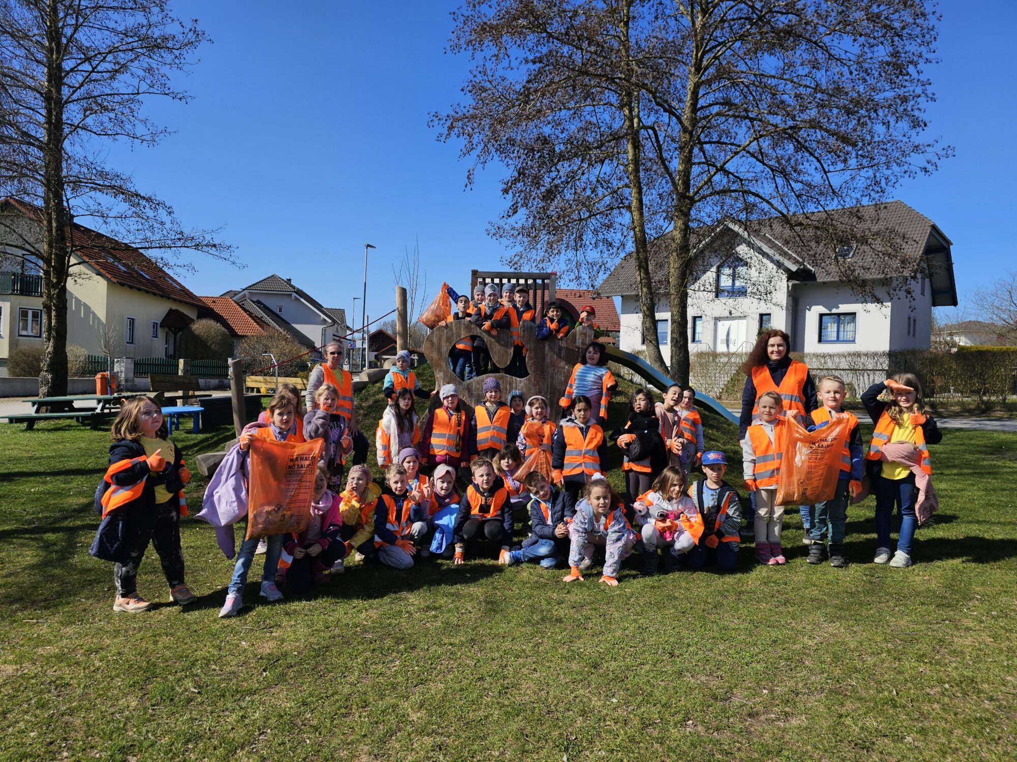 Gruppenbild der HelferInnen und Helfer der Frühjahrsputzaktion der NMS Heidenreichstein der Klassen 1 a und b mit dem in der Natur gesammelten Abfall
