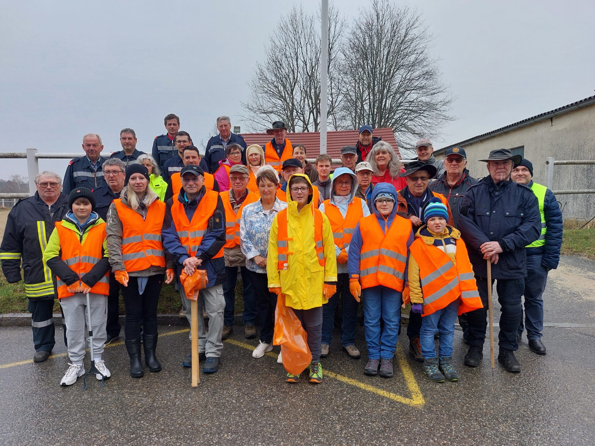 Gruppenbild der HelferInnen und Helfer der Frühjahrsputzaktion Heidenreichstein mit dem in der Natur gesammelten Abfall