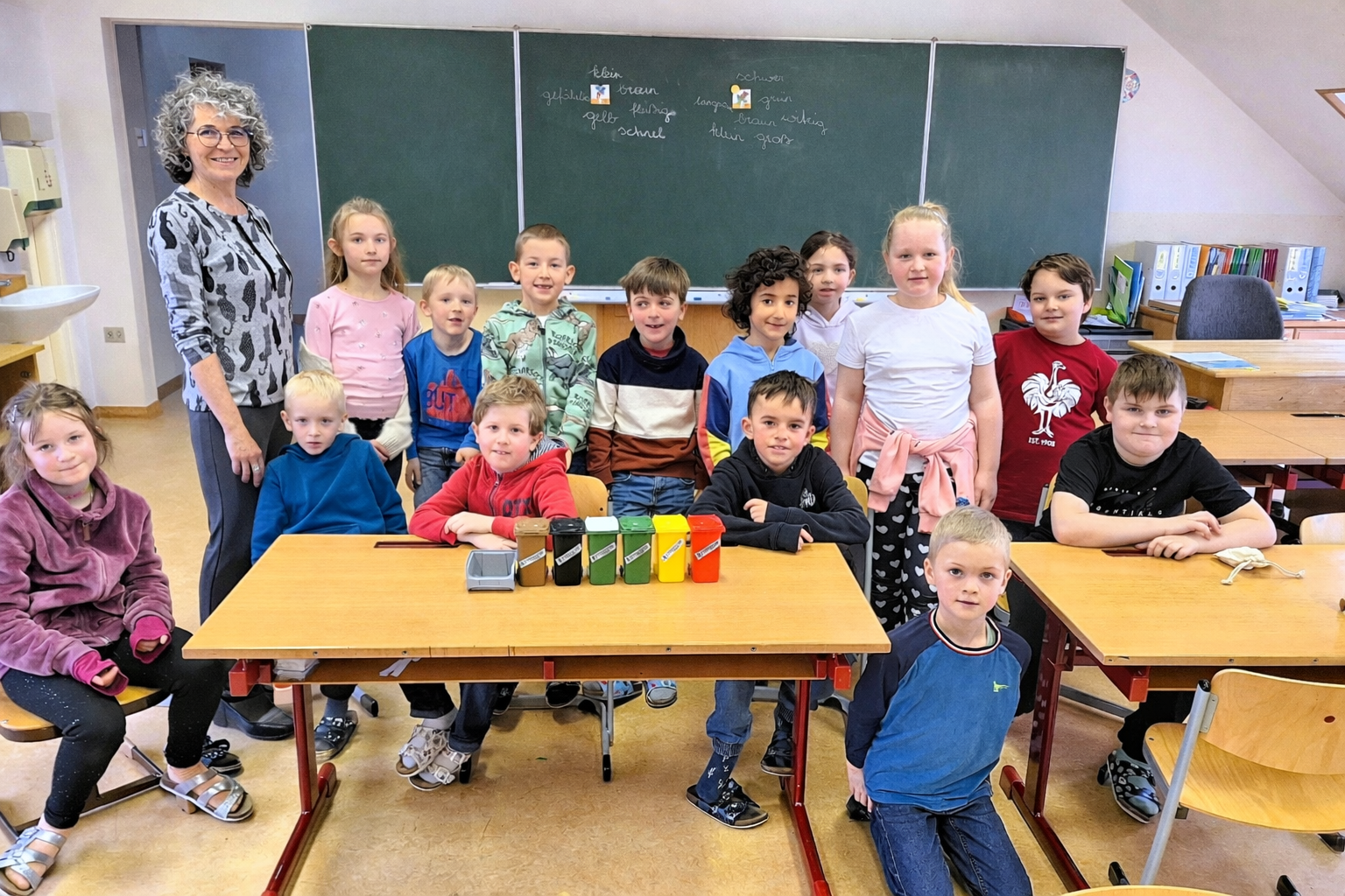 Die Kinder der 1. und 2. Schulstufe der Volksschule Harbach mit Abfallberaterin Silvia Thor
