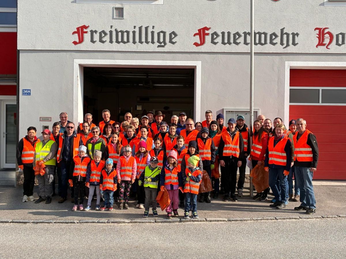 Gruppenbild der HelferInnen und Helfer der Frühjahrsputzaktion Hoheneich mit dem in der Natur gesammelten Abfall