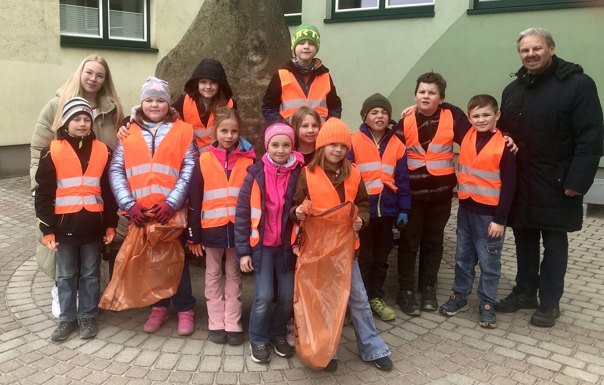 Gruppenbild der HelferInnen und Helfer der Frühjahrsputzaktion der Volksschule Litschau mit dem in der Natur gesammelten Abfall