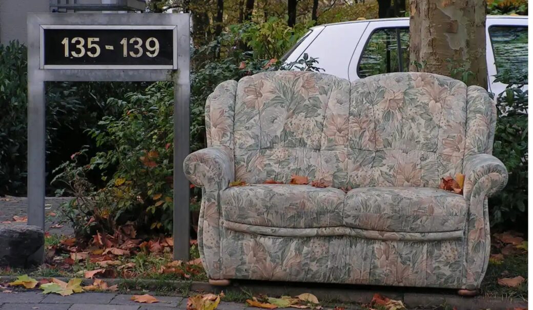 Auf der Straße abgestelltes Sofa