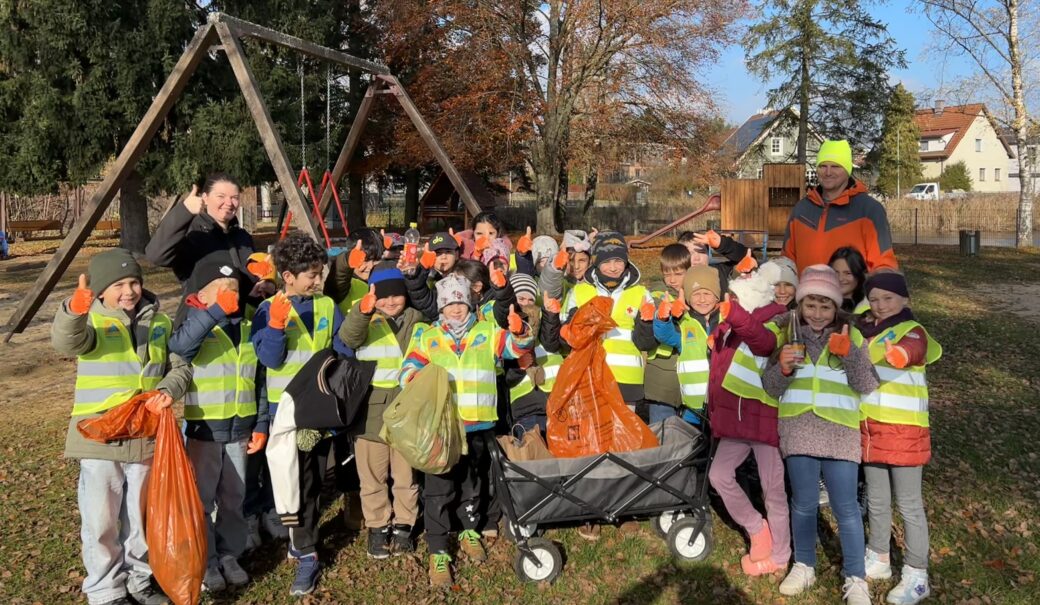 Die Kinder der zweiten Klasse Volksschule Gm&uuml;nd mit Klassenlehrerin Martina Sokolik und Sportlehrer Peter Schmid