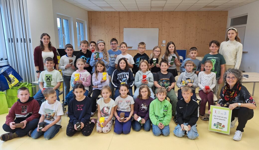 Auf dem Foto sind die Kinder der dritten Klassen Volksschule Gro&szlig;dietmanns, ihre Lehrerinnen und die Abfallberaterin zu sehen.