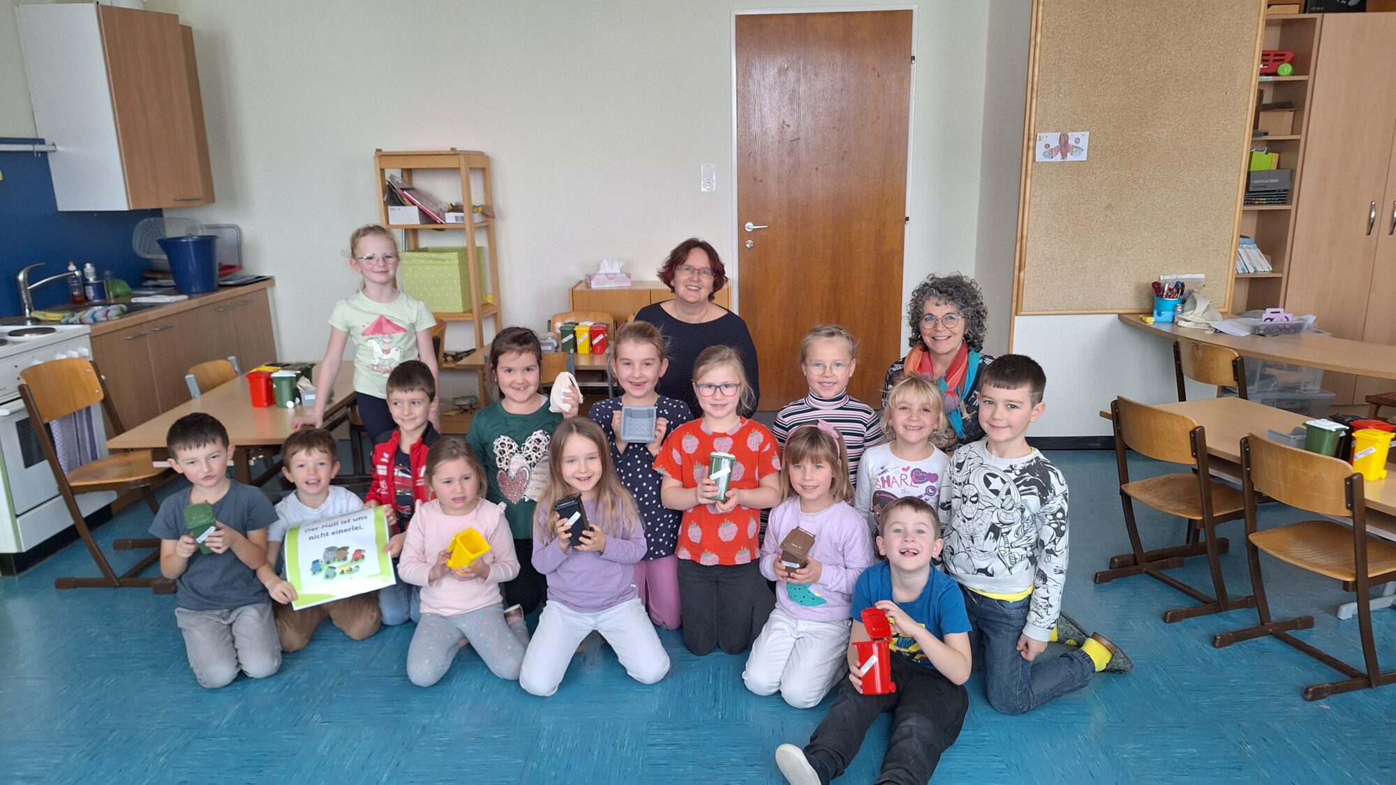 Auf dem Foto sieht man die Klassenlehrerin Sabine Schuster und die Kinder 4. Klasse der Volksschule Waldenstein und Abfallberaterin Silvia Thor