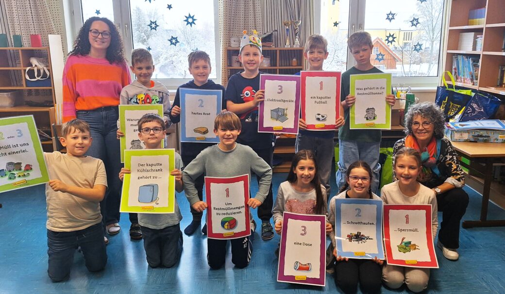 Auf dem Foto sieht man die Klassenlehrerin Kathrin Kandutsch und die Kinder der 4. Klasse der Volksschule Waldenstein und Abfallberaterin Silvia Thor