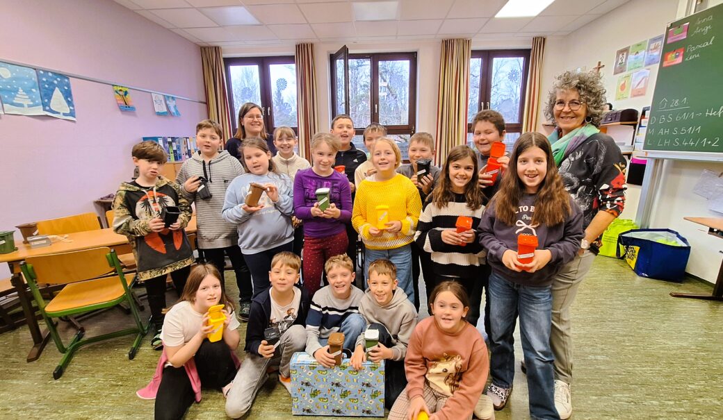 Auf diesem Foto sind man die Kinder der dritten und vierten Volksschule Unserfrau mi Klassenlehrerin Christina Binder und Abfallberaterin Silvia Thor