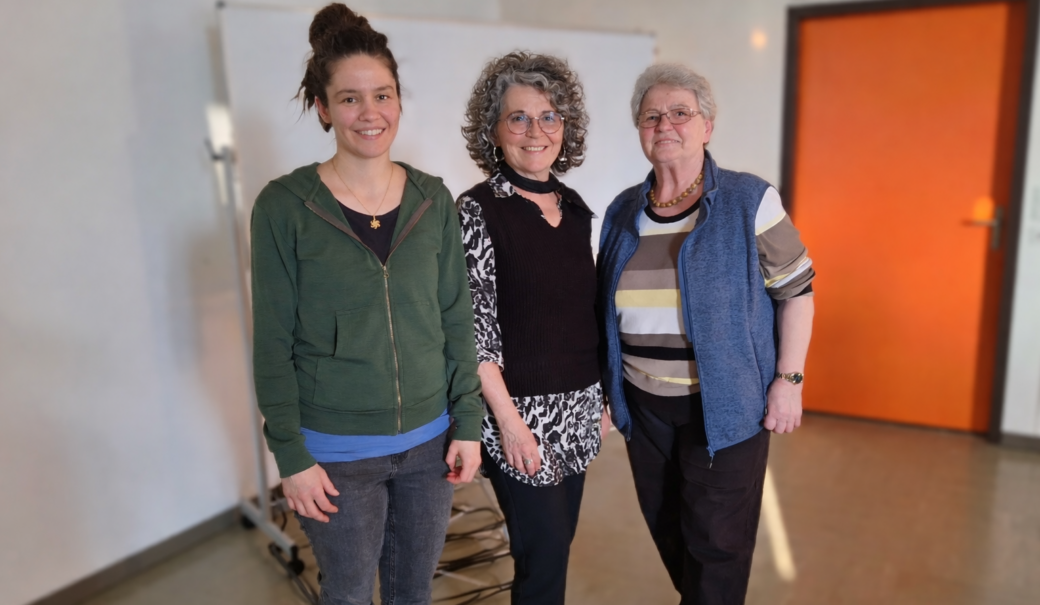Auf dem Bild sind zu sehen die Koordinatorin Kathrin Kammerer, Abfallberaterin Silvia Thor, ehrenamtliche Hospizbegleiterin Hilde Wandl
