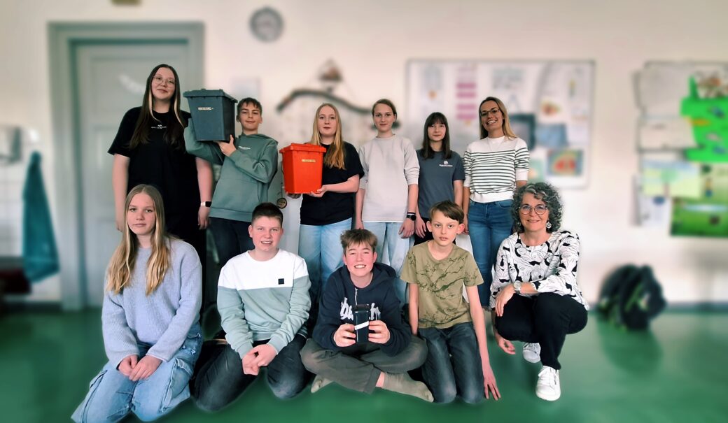 Auf dem Bild befinden sich die Kinder der 3 a Klasse der MMS Gmünd sowie die Klassenlehrerin und Abfallberaterin