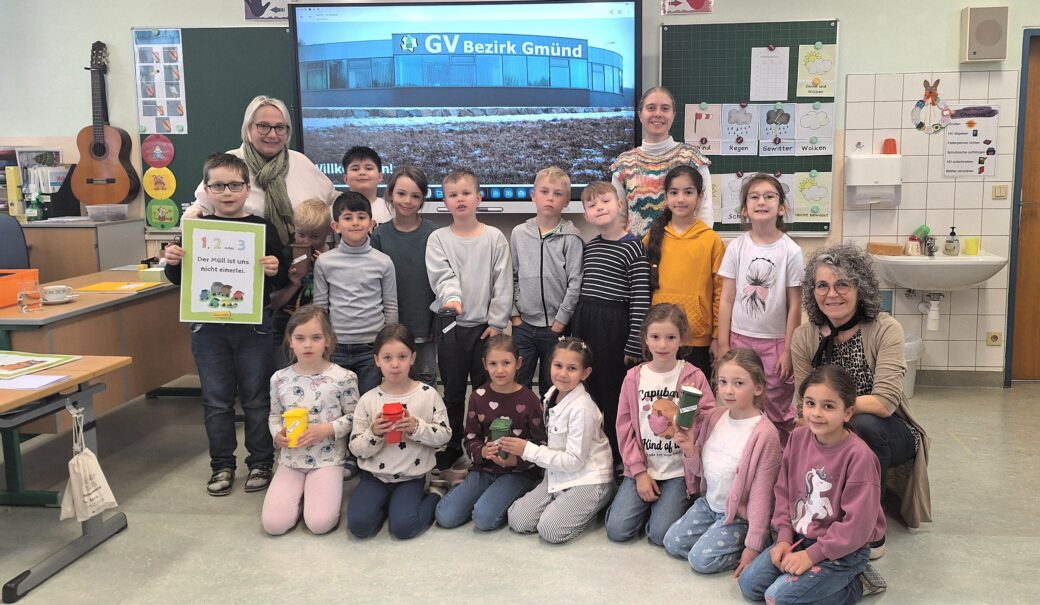 Die Kinder der Bienenklasse 1a der Volksschule Gmünd mit Klassenlehrerin Michaele Andrle und Abfallberaterin Silvia Thor