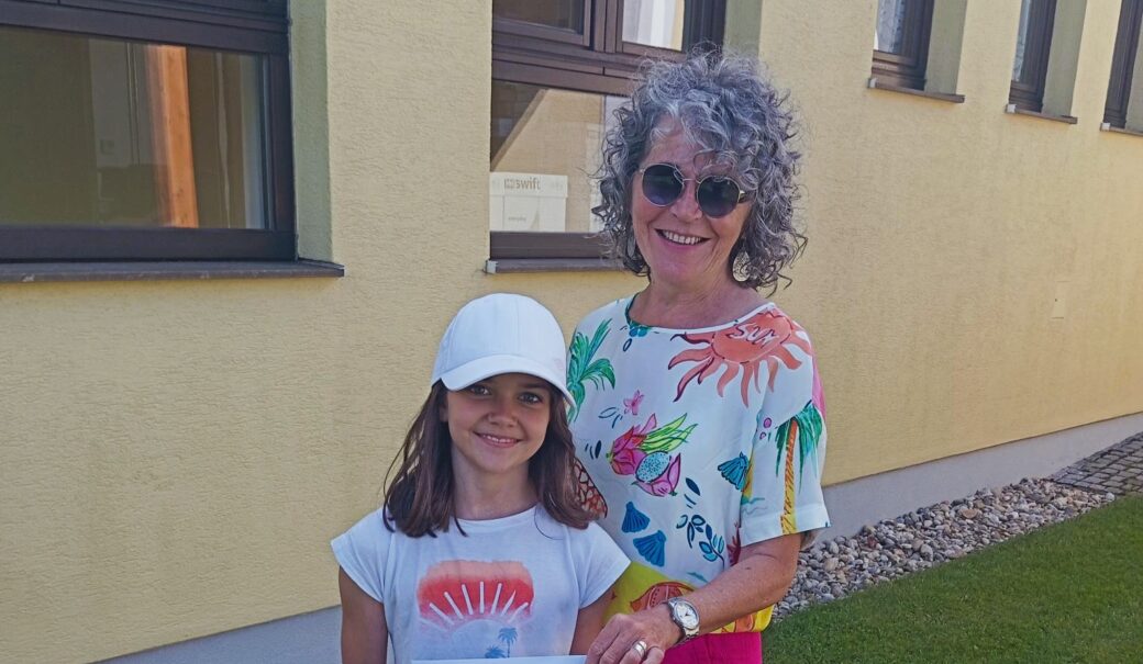Volksschülerin Mia Leitner und Abfallberaterin Silvia Thor